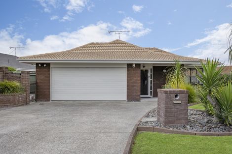 Photo of property in 2/10 Pinewood Grove, Botany Downs, Auckland, 2010