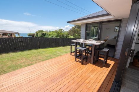 Photo of property in 24 Dudley Crescent, Cable Bay, 0420
