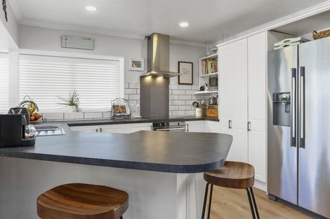 Photo of property in 2/130 Sandspit Road, Shelly Park, Auckland, 2014