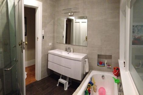 Photo of property in 16 Bridge View Road, Birkenhead, Auckland, 0626