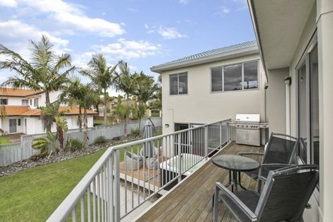 Photo of property in 62 Lagoon Way, West Harbour, Auckland, 0618