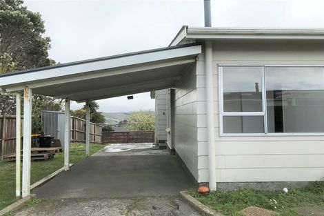 Photo of property in 15a Bayswater Place, Newlands, Wellington, 6037