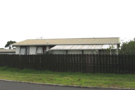 Photo of property in 1/3 Flaunty Place, West Harbour, Auckland, 0618