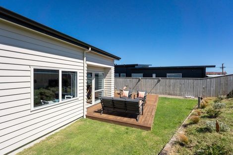 Photo of property in 5 Seagrass Place, Otaki Beach, Otaki, 5512
