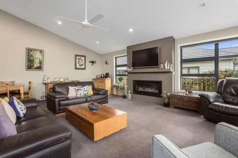 Photo of property in 9 Greenstone Place, Aotea, Porirua, 5024