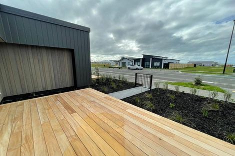 Photo of property in 18 Uatoto Road, Clarks Beach, 2122