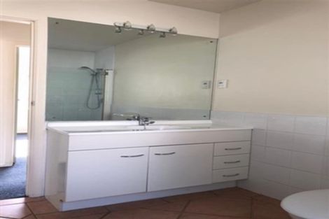 Photo of property in 25 Roberts Avenue, Bayswater, Auckland, 0622