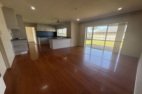 Photo of property in 12 Ballydonegan Rise, East Tamaki, Auckland, 2013