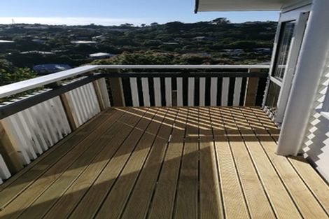 Photo of property in 6 Blandford Way, Newlands, Wellington, 6037