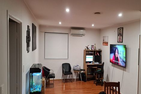 Photo of property in 1/219 Glenfield Road, Hillcrest, Auckland, 0627