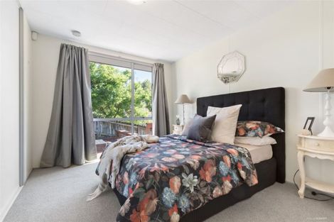 Photo of property in 9 Exeter Place, Unsworth Heights, Auckland, 0632