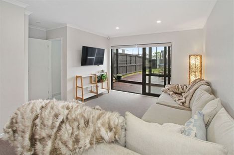 Photo of property in 8b Lumbarda Drive, Kumeu, 0810