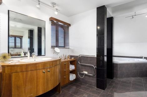 Photo of property in 1/60 Milford Road, Milford, Auckland, 0620