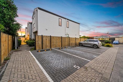Photo of property in 5/1a Royal View Road, Te Atatu South, Auckland, 0610