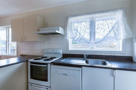 Photo of property in 5 Shamrock Lane, Te Atatu Peninsula, Auckland, 0610