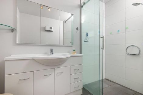 Photo of property in 2/37 Shakespeare Road, Milford, Auckland, 0620