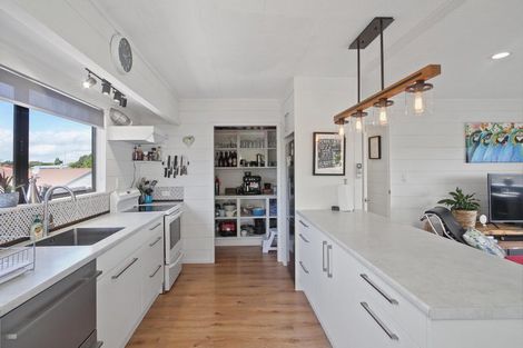 Photo of property in 3 Stella Drive, Clarks Beach, 2122