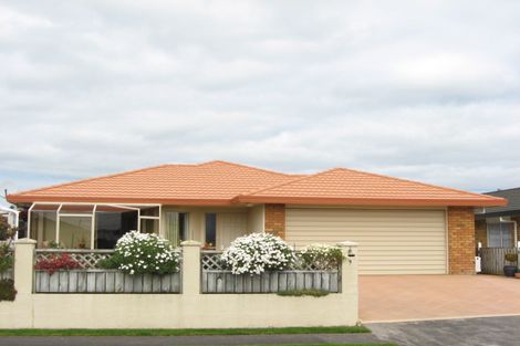Photo of property in 2/9 Waiwera Place, Merrilands, New Plymouth, 4312