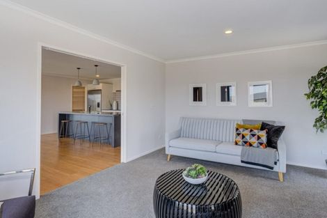 Photo of property in 2 Oakmont Crescent, Waiwhakaiho, New Plymouth, 4312