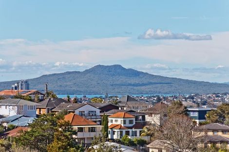 Photo of property in 2/15 Speedy Crescent, Hillcrest, Auckland, 0627