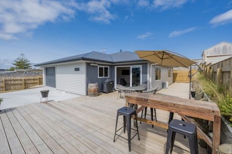 Photo of property in 18 Marine Parade South, Foxton Beach, Foxton, 4815