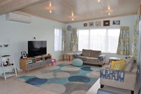 Photo of property in 17 Karaka Street, Otaki Beach, Otaki, 5512