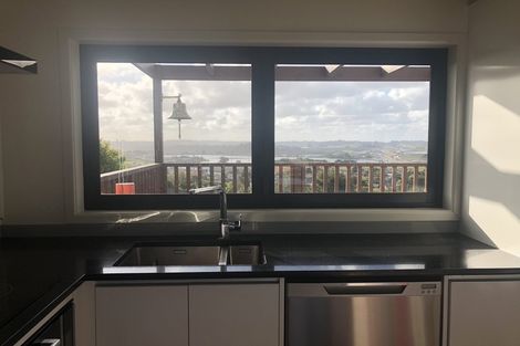 Photo of property in 1/146 Sunset Road, Unsworth Heights, Auckland, 0632