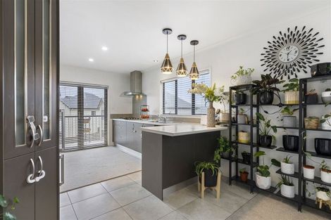 Photo of property in 37 Sonoma Crescent, Oteha, Auckland, 0632