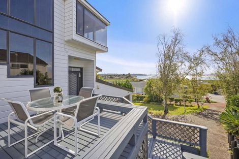 Photo of property in 16 Oakpark Place, West Harbour, Auckland, 0618