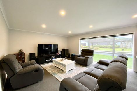 Photo of property in 4 Cory Jane Grove, Riverstone Terraces, Upper Hutt, 5018