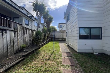 Photo of property in 2/11 Woodall Place, Totara Vale, Auckland, 0627