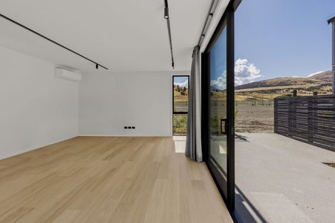 Photo of property in 45 Casterway Crescent, Jacks Point, 9371