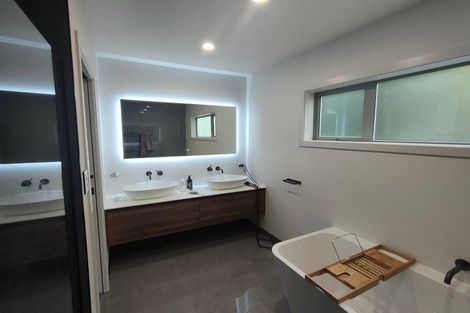 Photo of property in 27 The Brae, Mount Pleasant, Christchurch, 8081