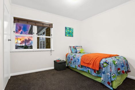 Photo of property in 31 Royal View Road, Te Atatu South, Auckland, 0610