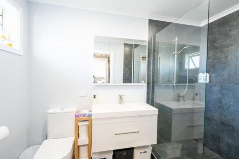 Photo of property in 96 Johnstone Drive, Fitzherbert, Palmerston North, 4410