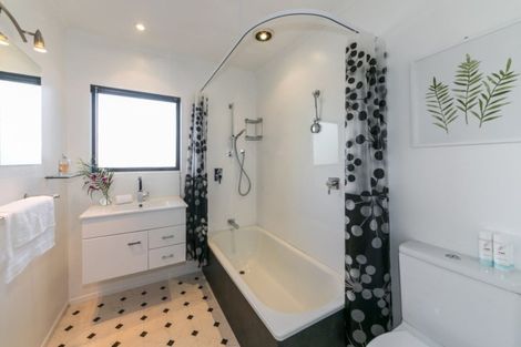 Photo of property in 11 Lipscombe Crescent, Havelock North, 4130