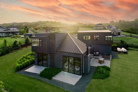 Photo of property in 11 Laguna Place, Matakatia, Whangaparaoa, 0930