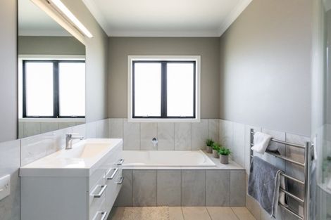 Photo of property in 21 Haast Place, Poraiti, Napier, 4112