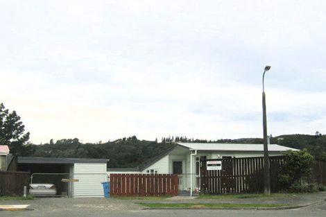 Photo of property in 22 Aniseed Grove, Timberlea, Upper Hutt, 5018