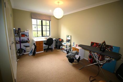 Photo of property in 16 La Lena Grove, Fitzherbert, Palmerston North, 4410