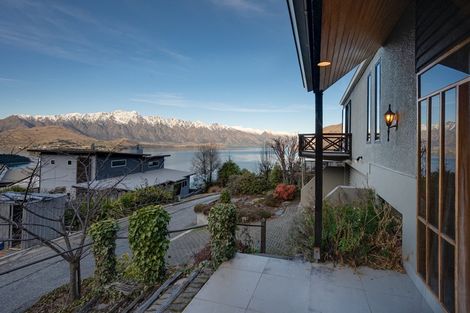 Photo of property in 10 Lordens Place, Fernhill, Queenstown, 9300