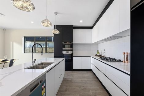 Photo of property in 18 Gilbransen Road, Kumeu, 0810