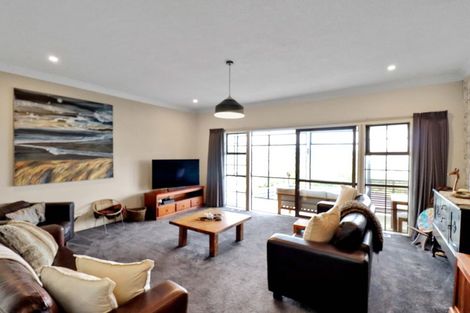 Photo of property in 92 Stewart Drive, Newlands, Wellington, 6037