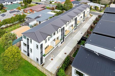 Photo of property in 3/17 Kingdale Road, Henderson, Auckland, 0610