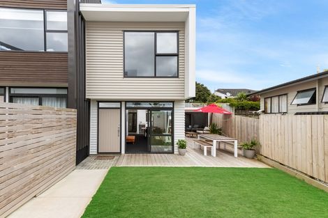 Photo of property in 13/15 Chivalry Road, Glenfield, Auckland, 0629