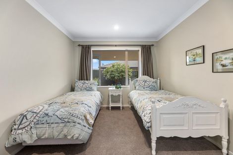 Photo of property in 92 Willowview Drive, Redwood, Christchurch, 8051
