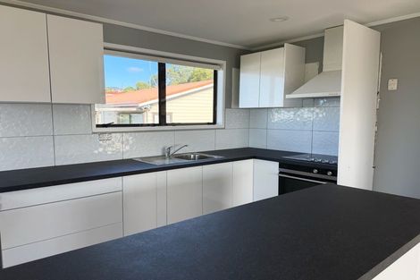 Photo of property in 28 Beauchamp Drive, Massey, Auckland, 0614