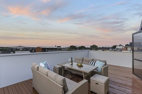 Photo of property in 61b Highland Park Drive, Highland Park, Auckland, 2010