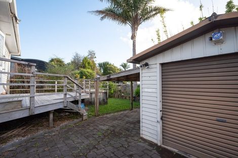 Photo of property in 9 Bishop Street, Green Bay, Auckland, 0604