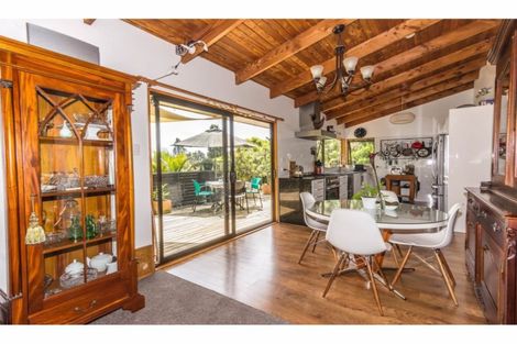 Photo of property in 215 Shaw Road, Titirangi, Auckland, 0604